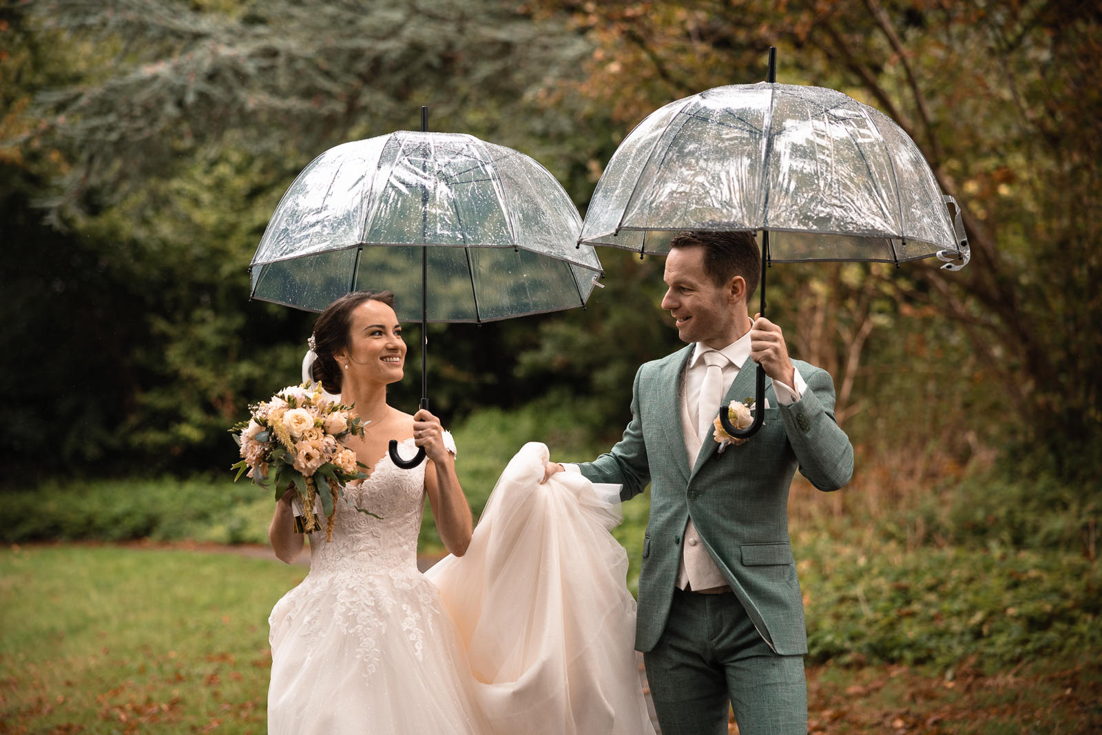 Trouwfotograaf Delft herfst fotoshoot bruidspaar in de regen onder paraplus