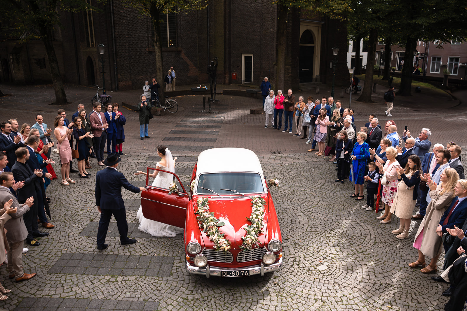 Trouwfotograaf Delft aankomst bruidspaar bij stadhuis