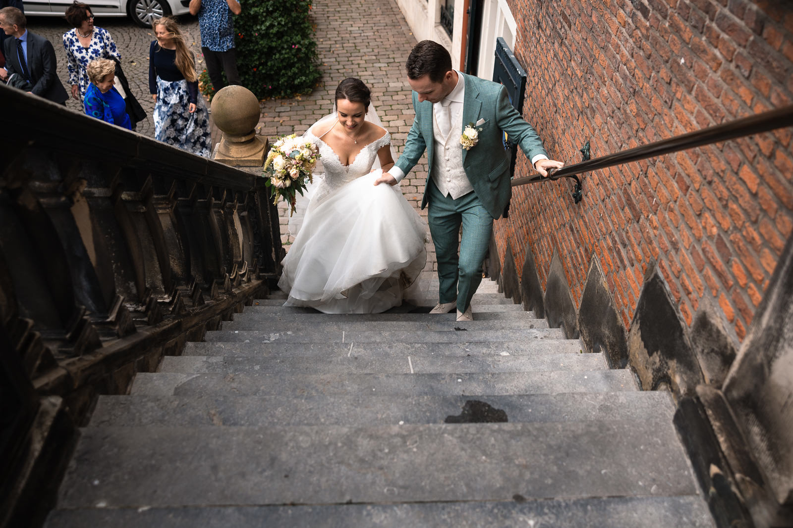 Trouwfotograaf Delft bruidspaar loopt de trap op voor ceremonie