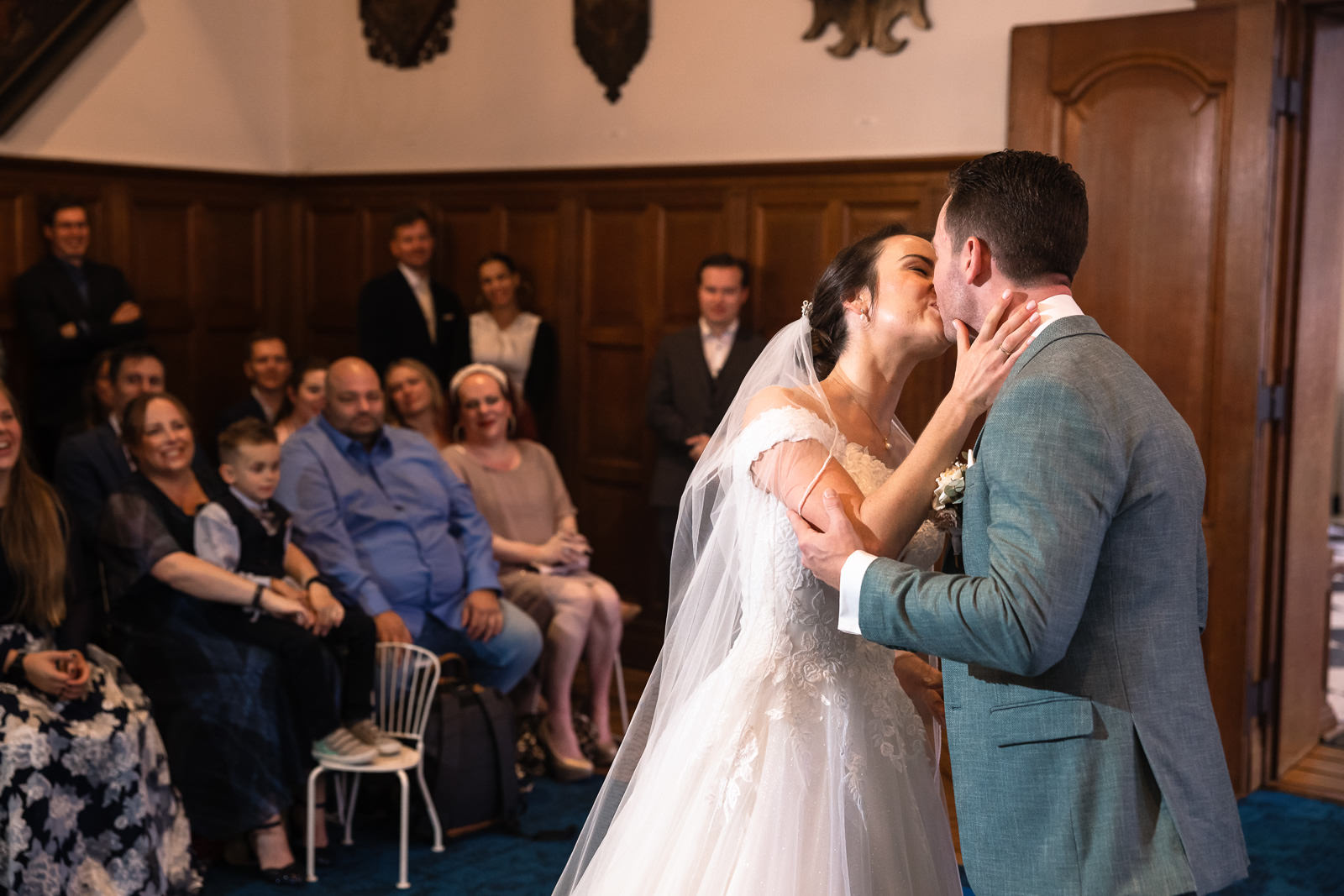 Trouwfotograaf Delft eerste kus bruidspaar tijdens ceremonie