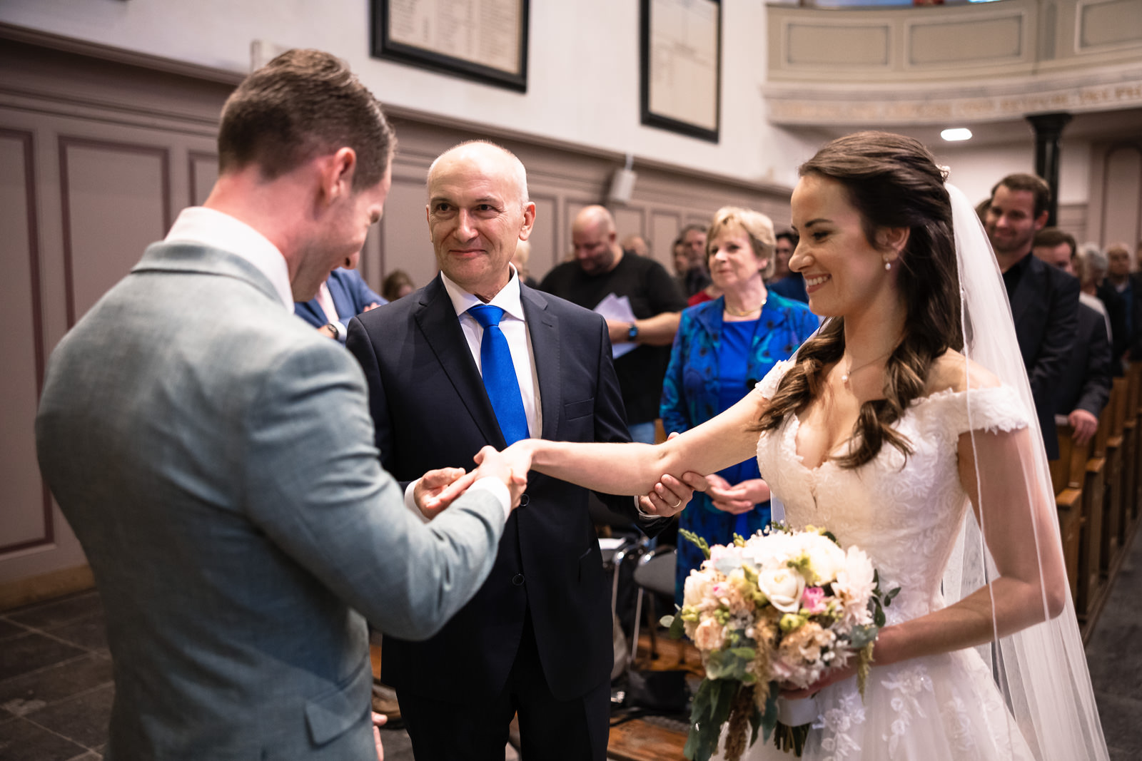 Trouwfotograaf Brasserij Delft kerkelijke ceremonie weggeef moment bruid