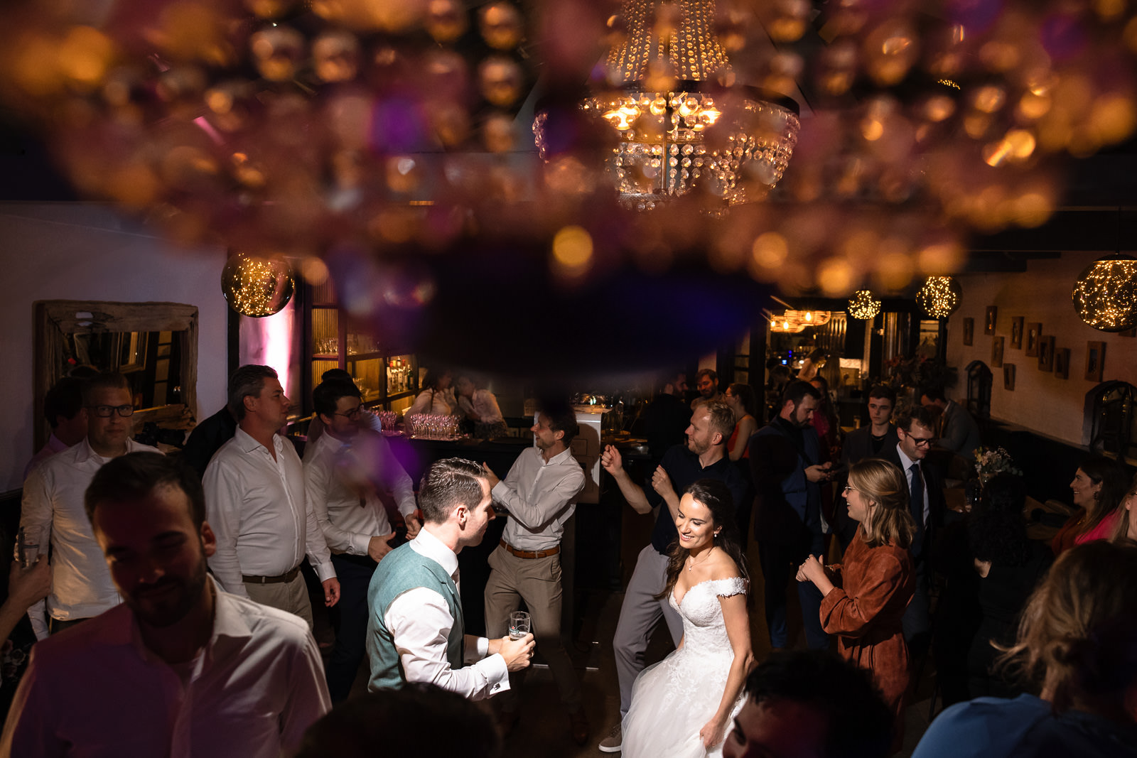 Trouwfotograaf Brasserij Delft dansend bruidspaar op huwelijksfeest