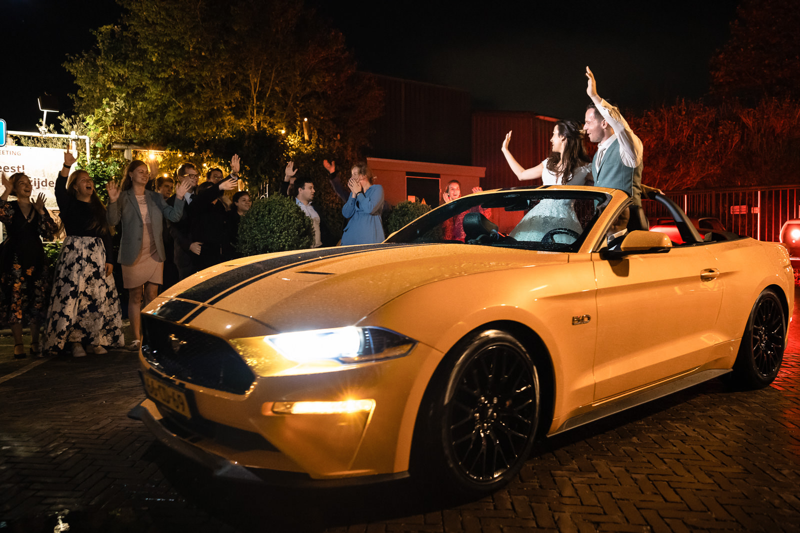 Trouwfotograaf Brasserij Delft afscheid bruidspaar in ford mustang