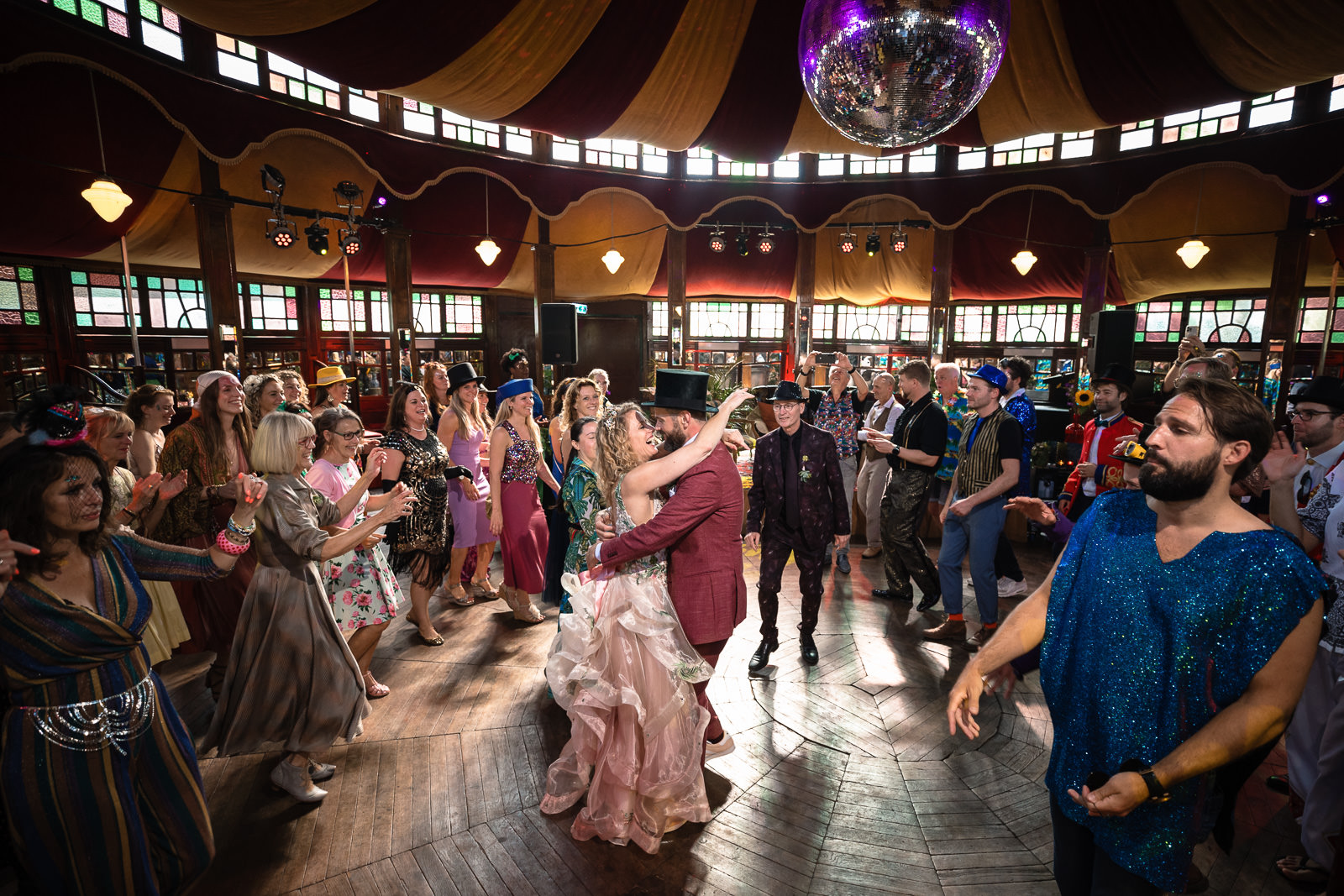 Festival Bruiloft Camping de lievelinge dansend bruidspaar in spiegeltent Trouwfotograaf Den Haag Paco van Leeuwen