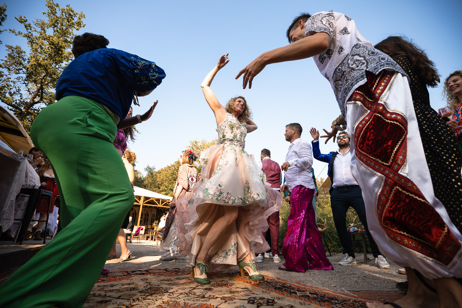 Festival Bruiloft Camping de lievelinge dansende bruid tijdens receptie Trouwfotograaf Den Haag Paco van Leeuwen