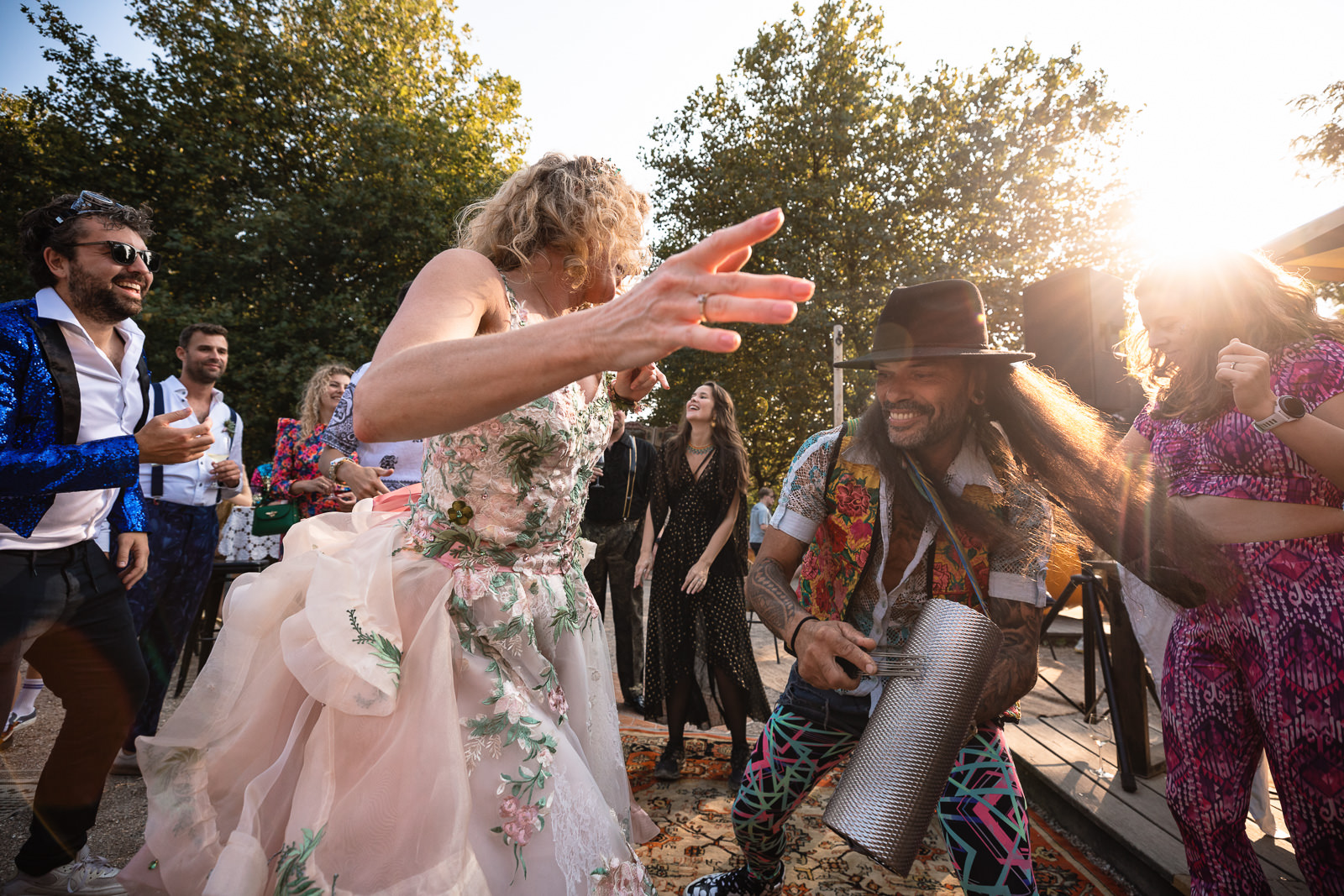 Festival Bruiloft Camping de lievelinge dansende bruid met live muziekant Trouwfotograaf Den Haag Paco van Leeuwen