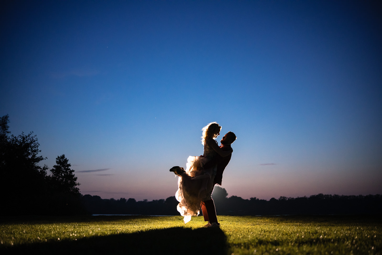 Festival Bruiloft Camping de lievelinge blue hour foto moment Trouwfotograaf Den Haag Paco van Leeuwen