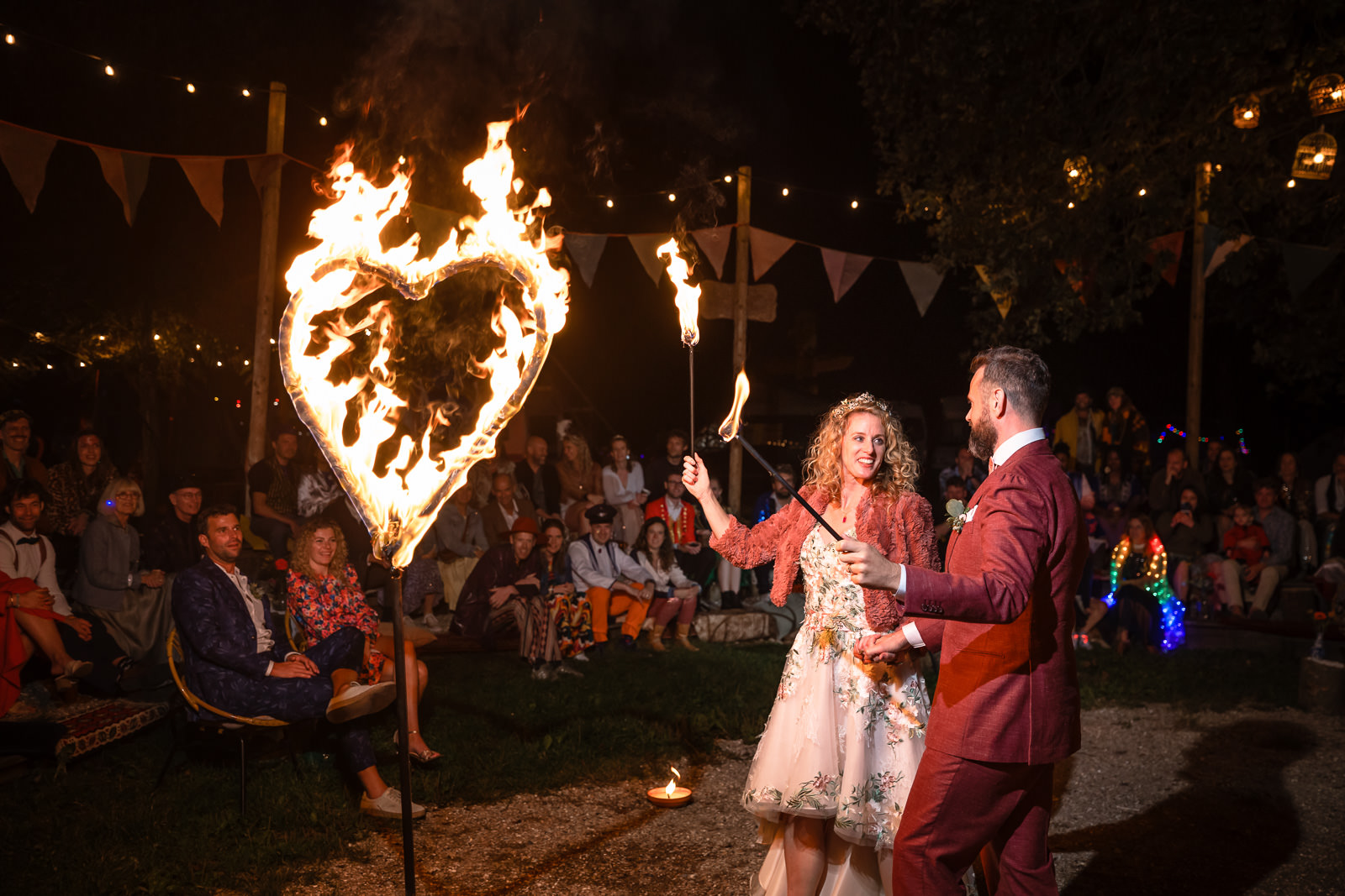 Festival Bruiloft Camping de lievelinge bruidspaar steekt vuur fakkels aan Trouwfotograaf Den Haag Paco van Leeuwen