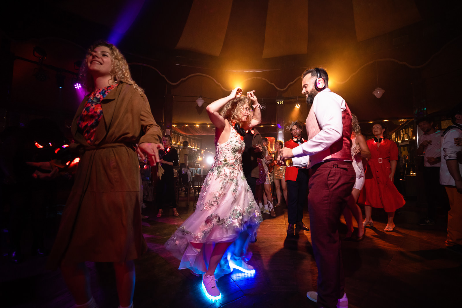 Festival Bruiloft Camping de lievelinge dansend bruidspaar in spiegeltent Trouwfotograaf Den Haag Paco van Leeuwen