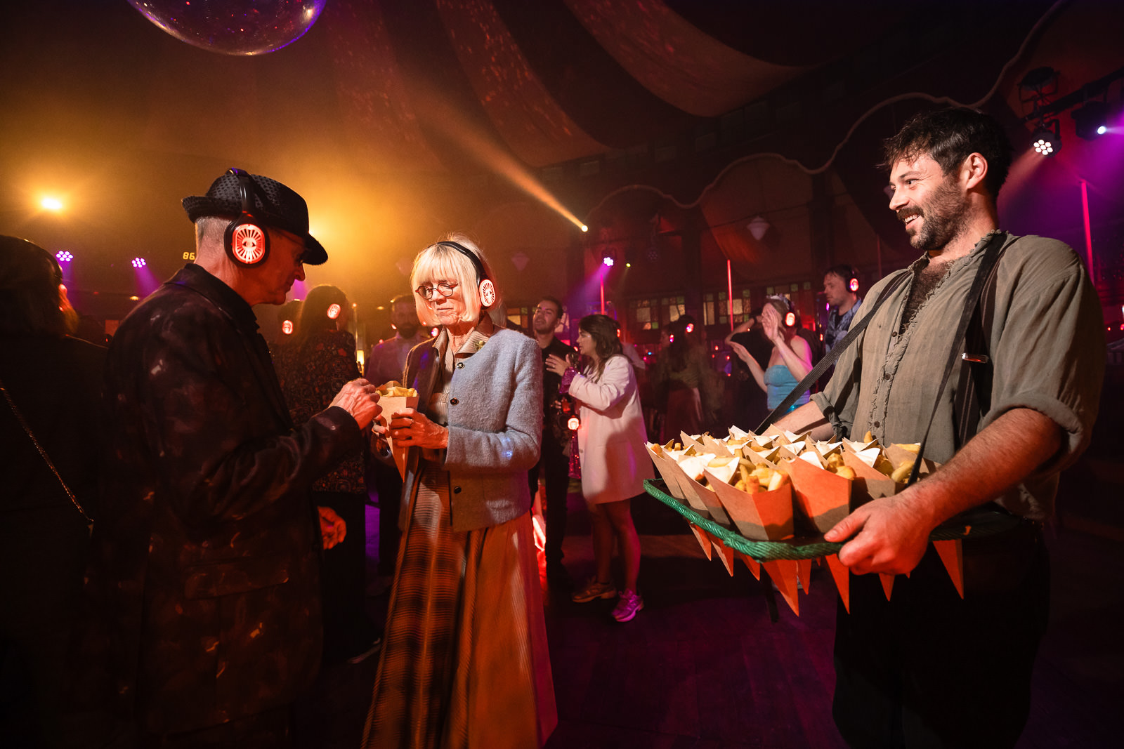 Festival Bruiloft Camping de lievelinge ouders genieten van de midnight snack op trouwfeest Trouwfotograaf Den Haag Paco van Leeuwen