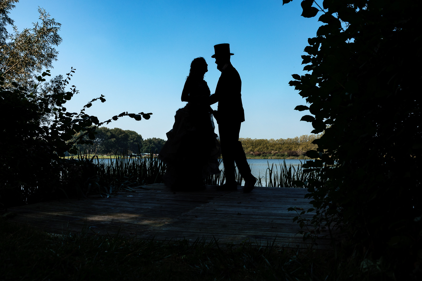 Festival Bruiloft voorbereidingen firstlook silhouetteTrouwfotograaf Den Haag Paco van Leeuwen