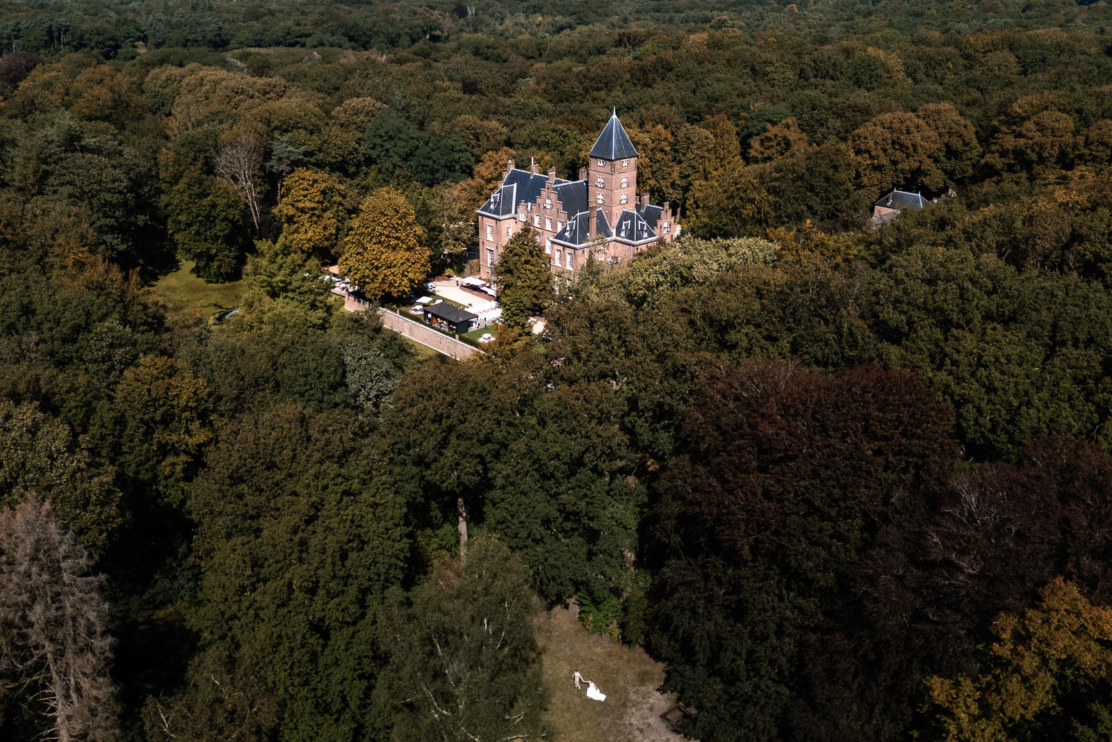 Droneshot van bruidspaar bij kasteel romantische bruiloft trouwfotograaf den haag