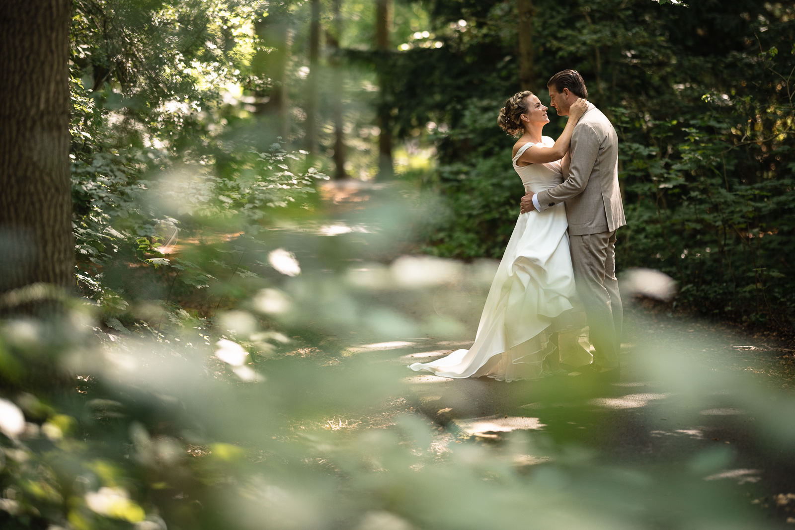 Romantische fotoshoot met bruidspaar bij kasteel romantische bruiloft trouwfotograaf den haag