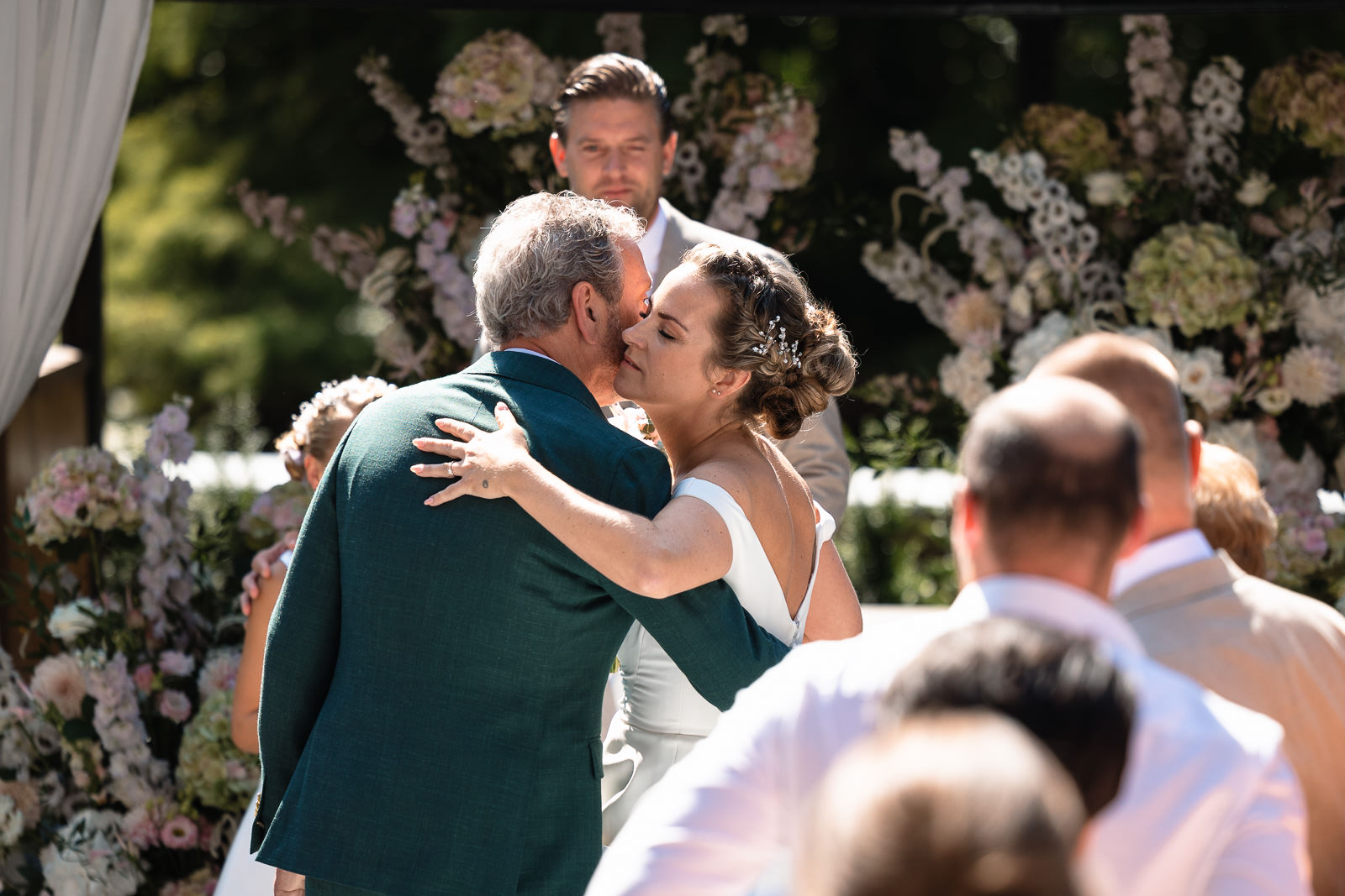 Vader geeft bruid een kus romantische bruiloft ceremonie trouwfotograaf Den Haag