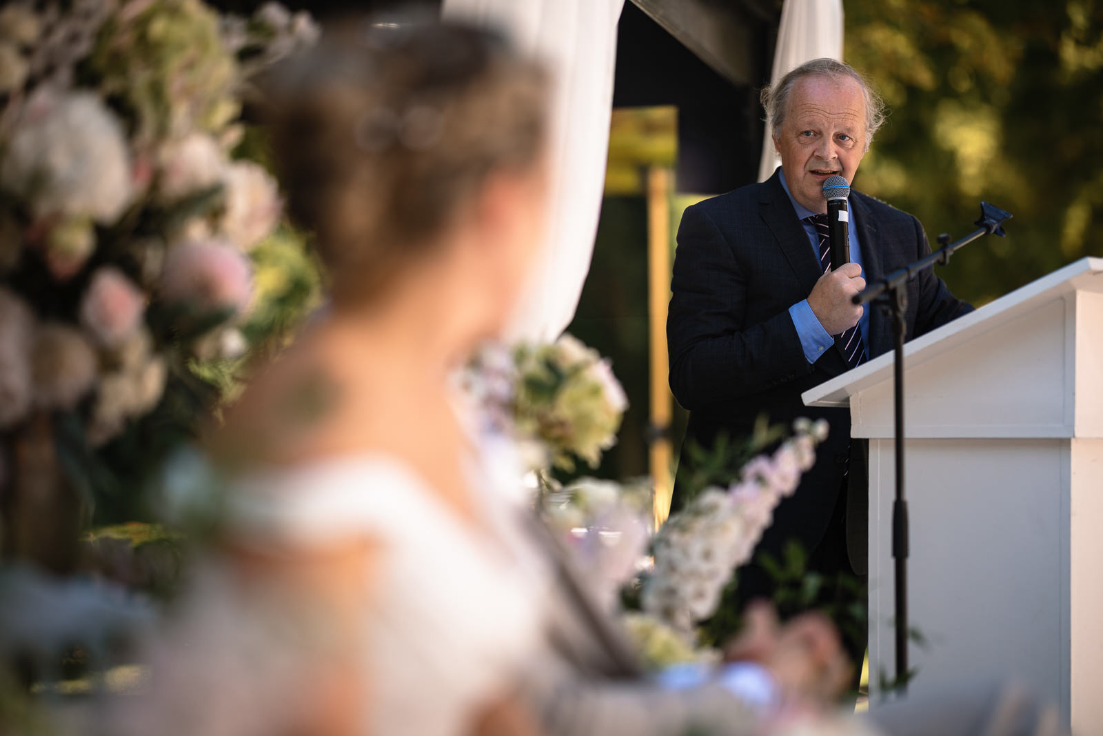 Ceremonie spreker tijdens romantische kasteel bruiloft trouwfotograaf Den Haag