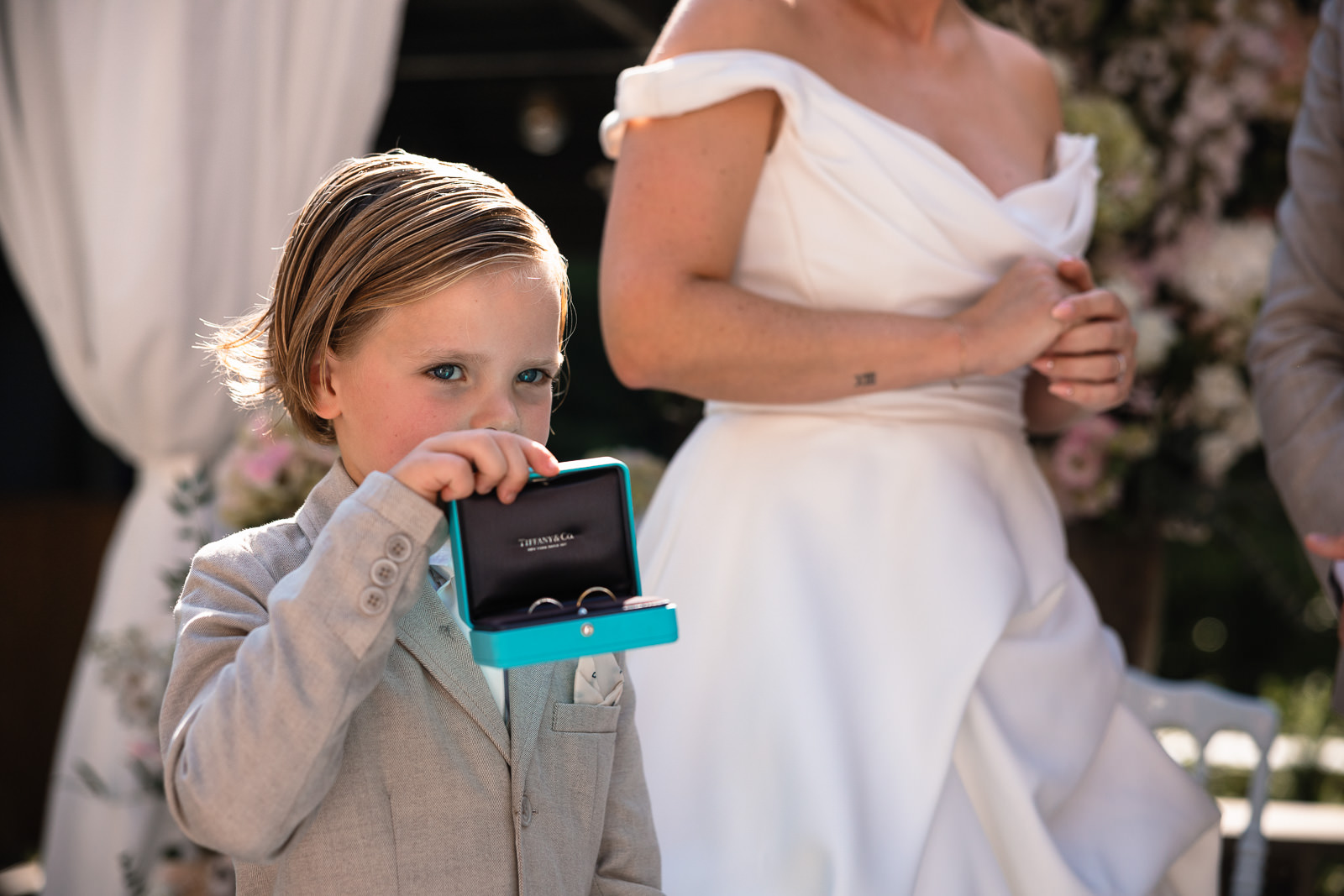 Zoontje komt Tiffany ringen brengen tijdens romantische bruiloft ceremonie trouwfotograaf Den Haag