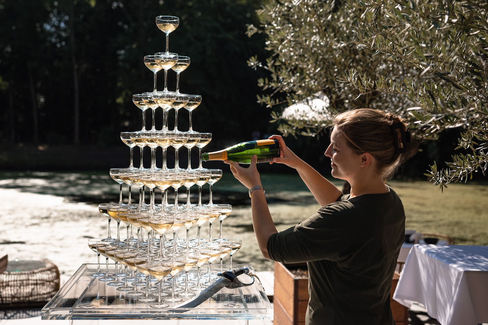 Champagne toren Drink the Moment tijdens romantische kasteel bruiloft trouwfotograaf Den Haag