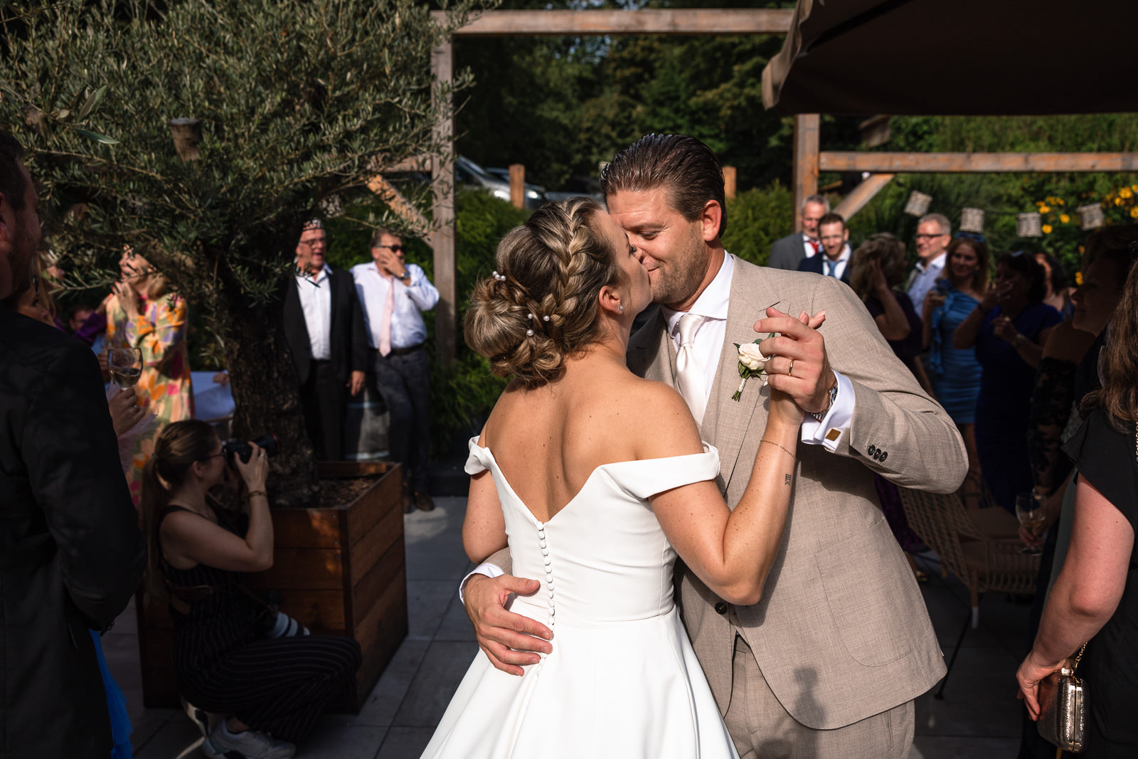 bruidspaar danst op zingende Ruth Jacott tijdens romantische kasteel bruiloft trouwfotograaf Den Haag