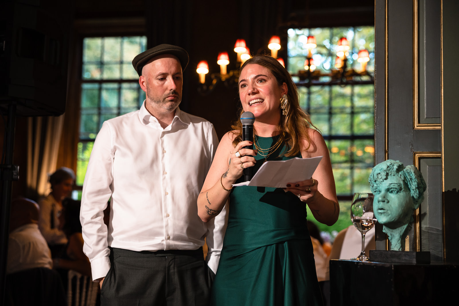 Speech moment zus van de bruid tijdens romantische kasteel bruiloft trouwfotograaf Den Haag