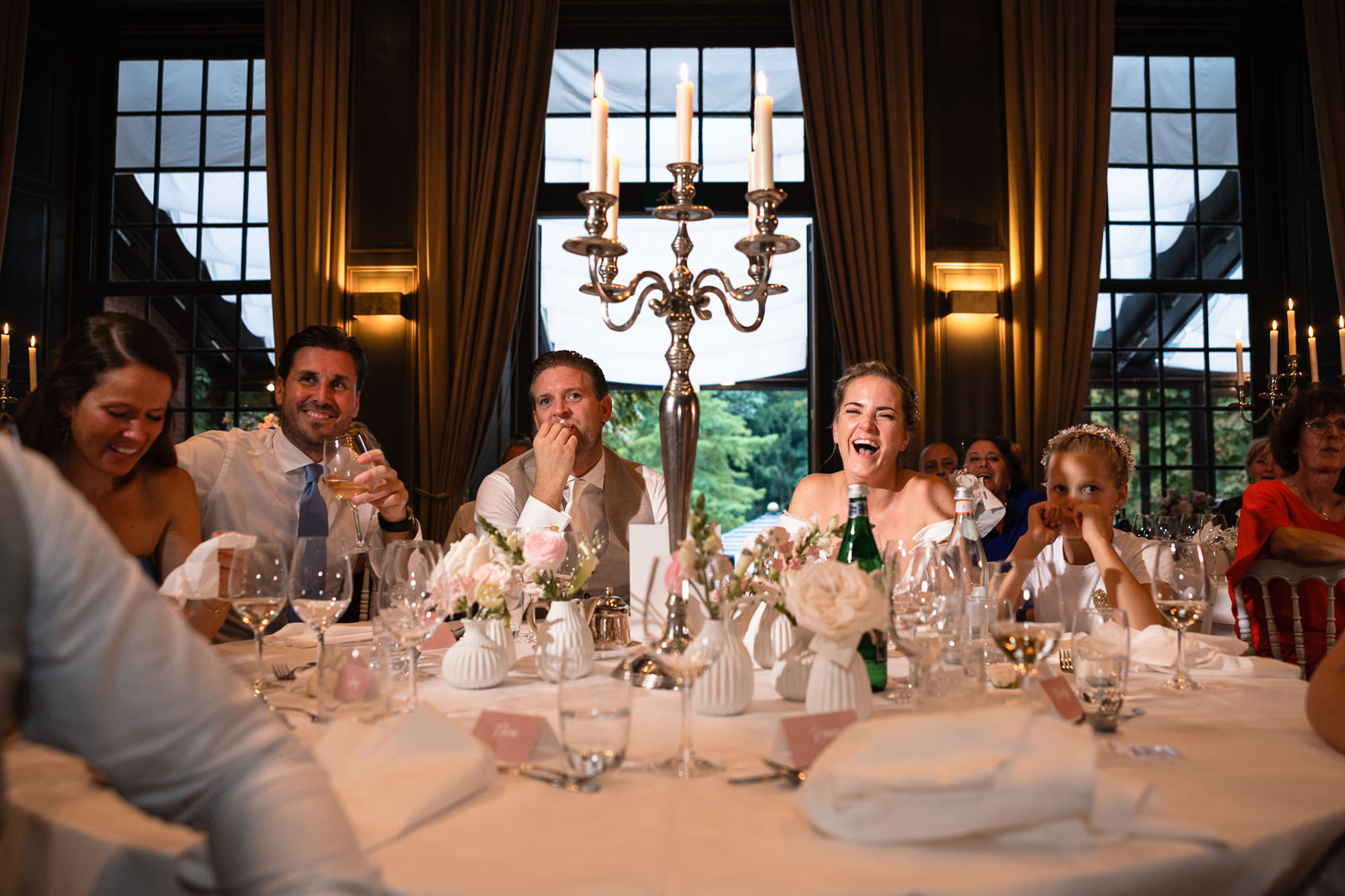 Reactie van bruidspaar op speech van zus van de bruid tijdens romantische kasteel bruiloft trouwfotograaf Den Haag