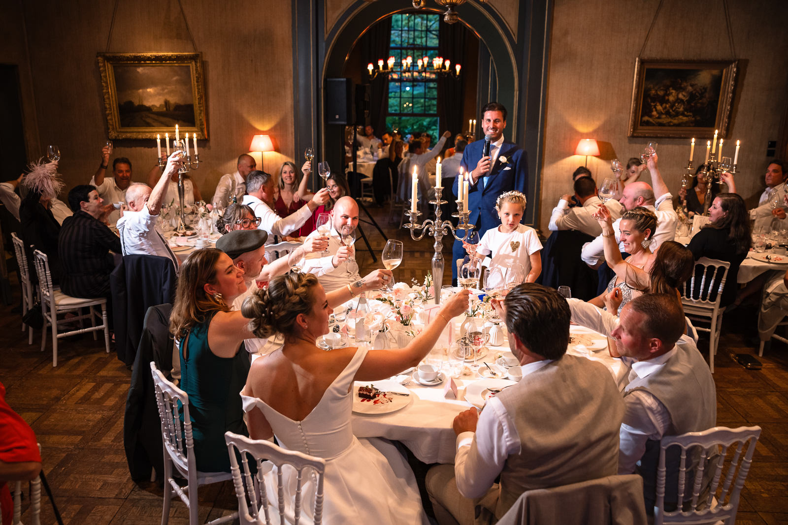 Proost moment tijdens diner tijdens romantische kasteel bruiloft trouwfotograaf Den Haag