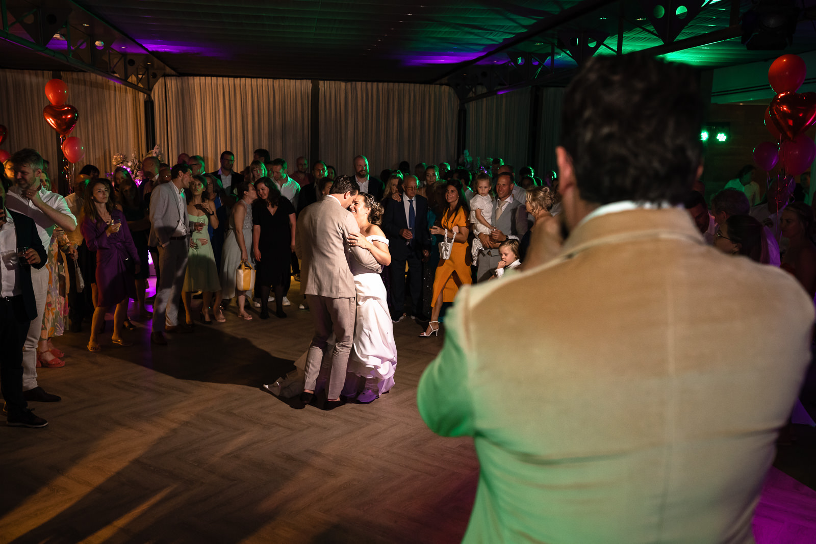 Eerste dans bruidspaar op zingende Tino Martin tijdens romantische kasteel bruiloft trouwfotograaf Den Haag