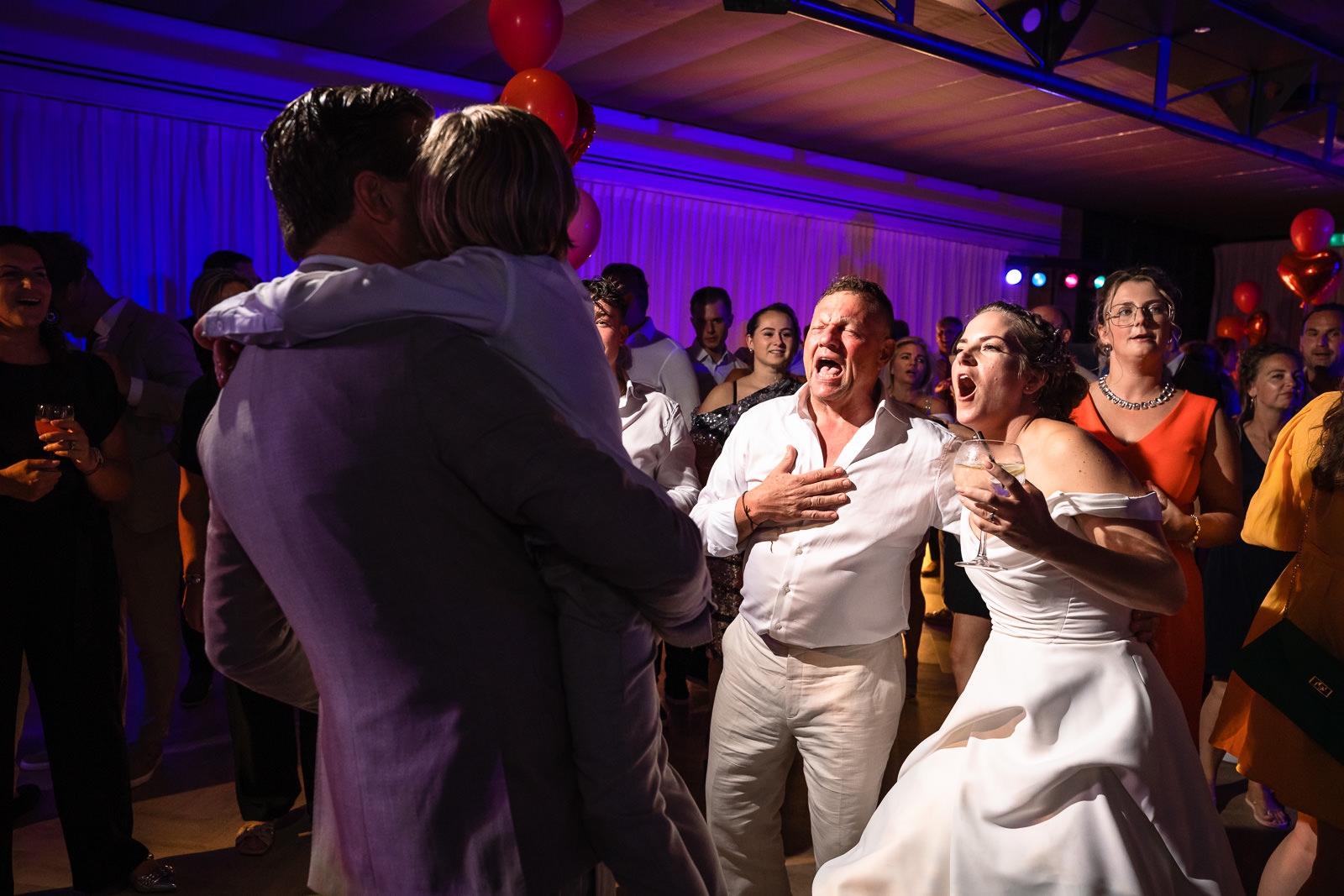 Feestend bruidspaar tijdens optreden Tino Martin op hun romantische kasteel bruiloft trouwfotograaf Den Haag