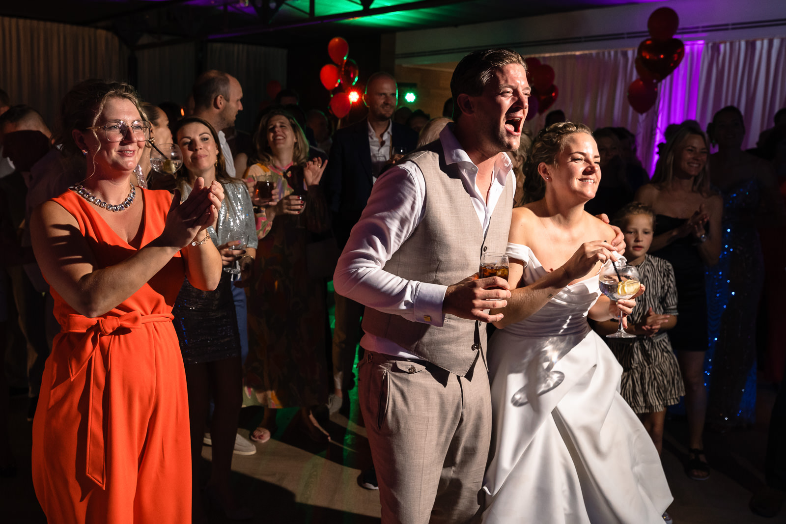 Trotse ouders terwijl hun zoon meespeelt met Glen Helder tijdens romantische kasteel bruiloft trouwfotograaf Den Haag