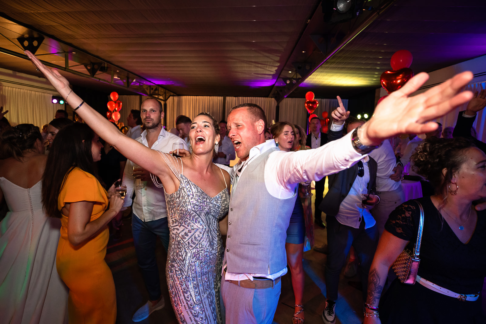 Feestende bruidsgasten tijdens optreden Mart Hoogkamer tijdens romantische kasteel bruiloft trouwfotograaf Den Haag