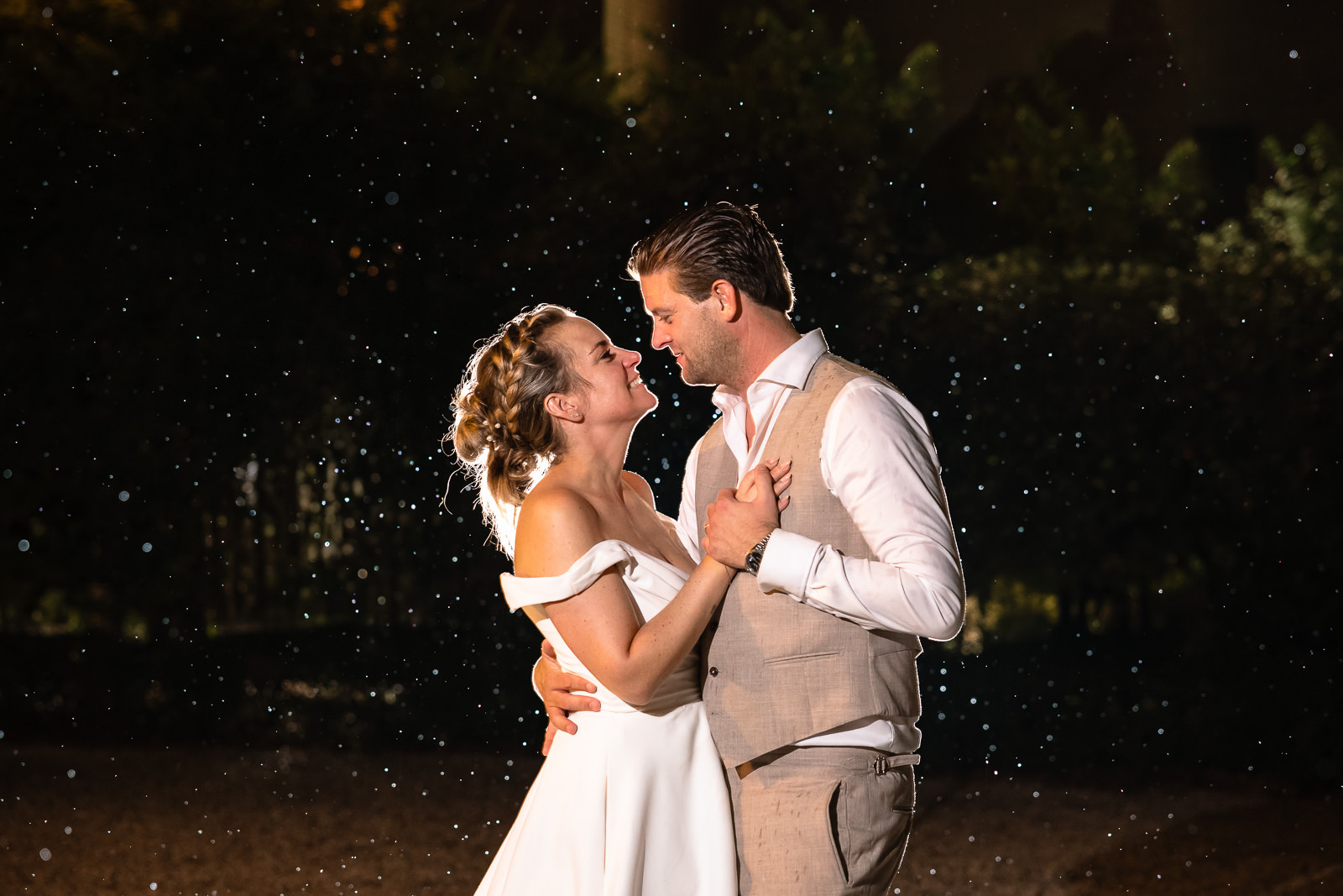 Creatieve avond foto's in de regen tijdens romantische kasteel bruiloft trouwfotograaf Den Haag