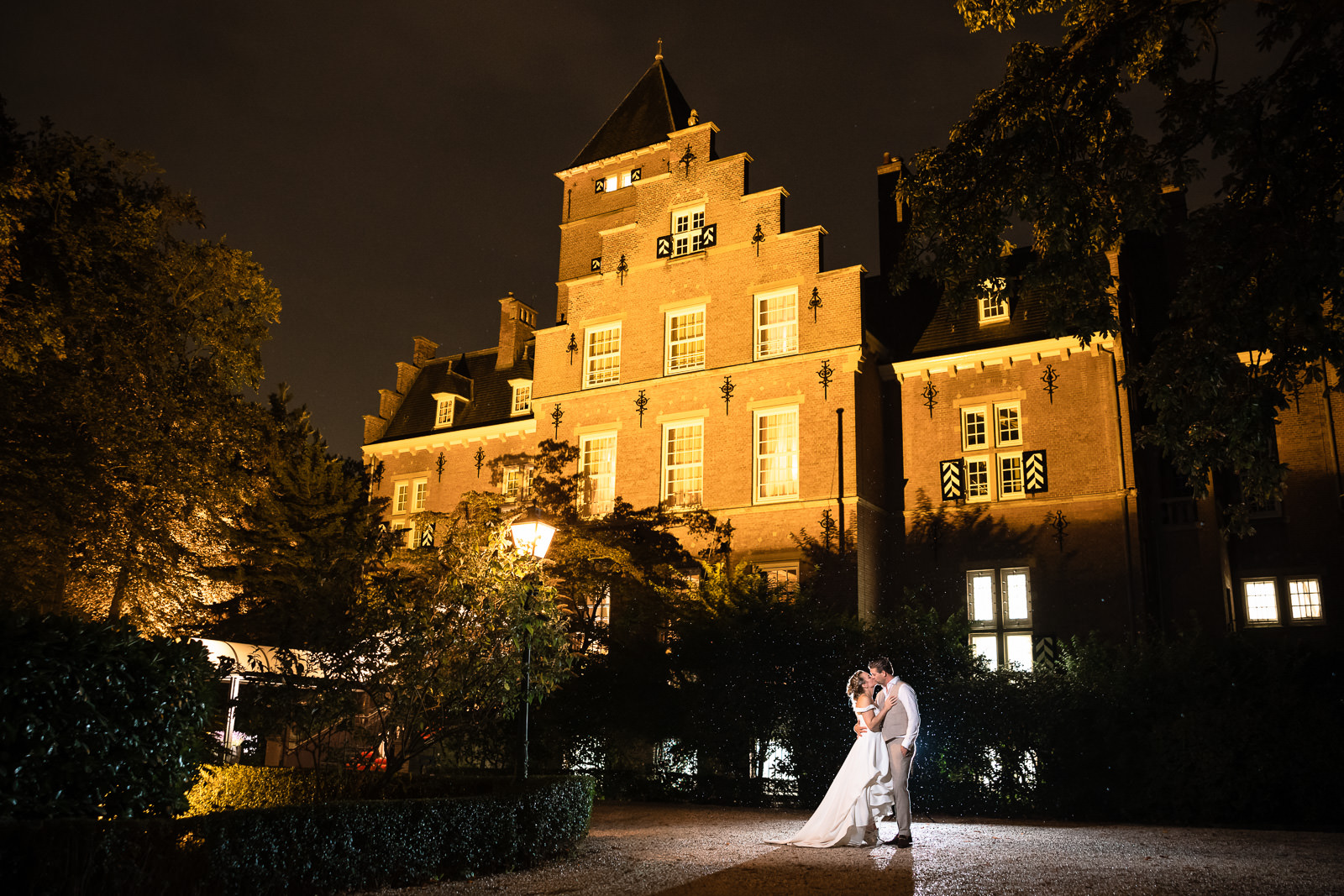 Nachtfoto van bruidspaar tijdens romantische kasteel bruiloft trouwfotograaf Den Haag