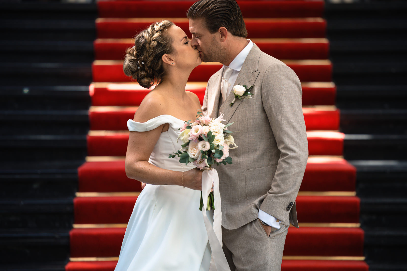 Foto moment bruidspaar romantische bruiloft trouwfotograaf den haag