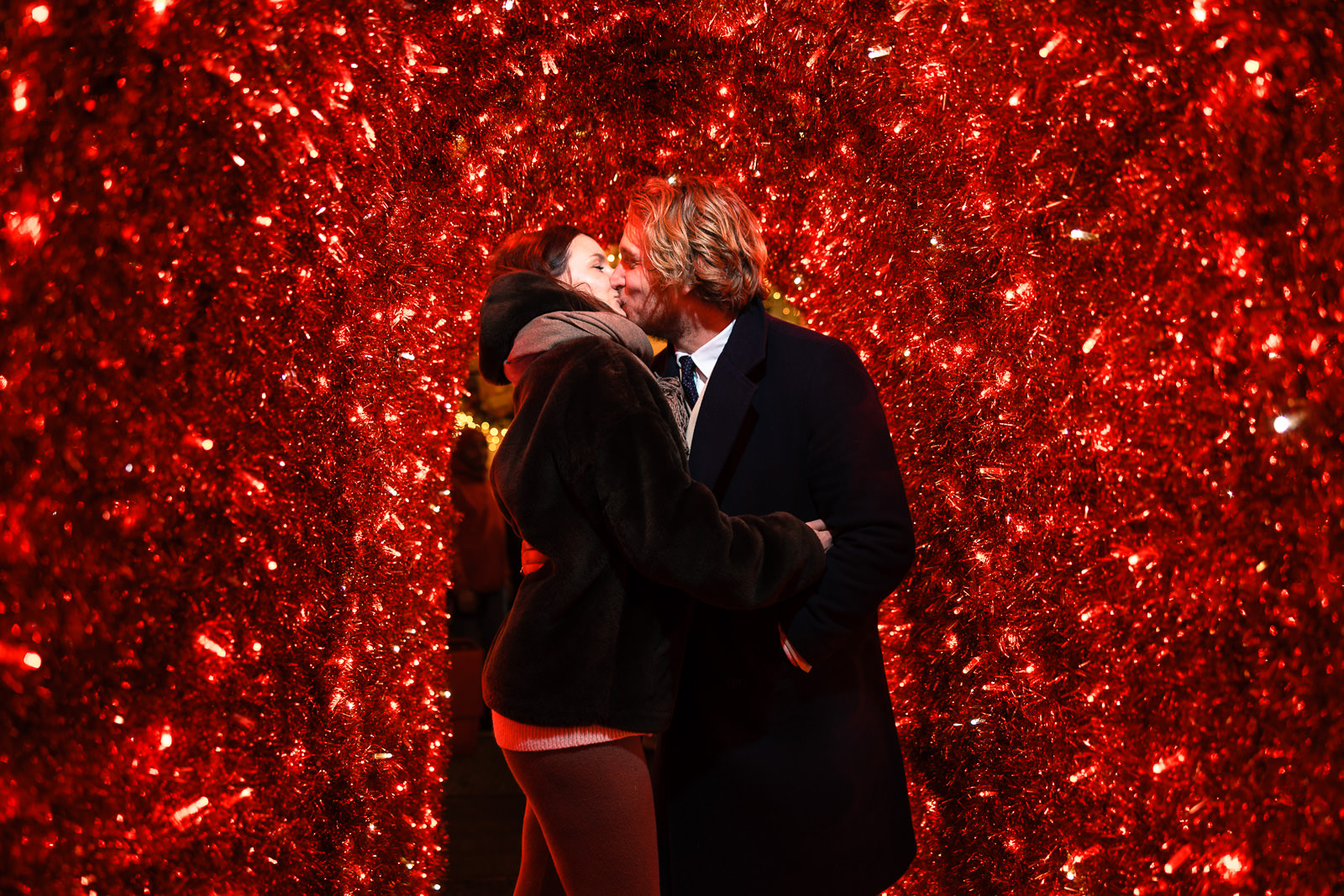 Royal Christmas Market Lange Voorhout The Hague Engagement Session Final kis under the red christmas arch