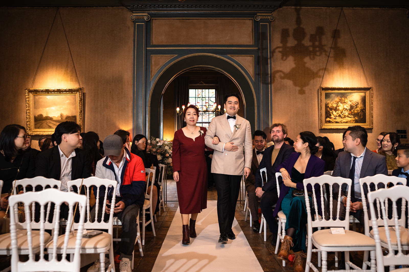 Luxe Chinese kasteel bruiloft ceremonie bruidegom loopt op met moeder