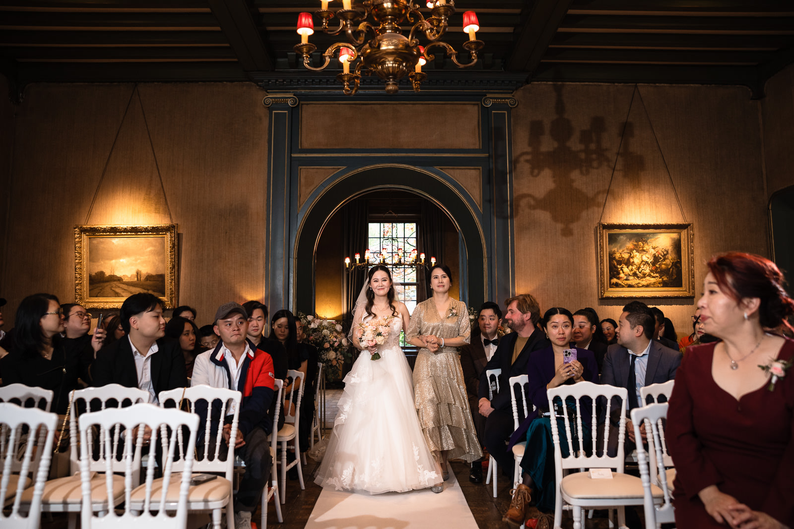 Luxe Chinese kasteel bruiloft ceremonie bruid loopt op met moeder