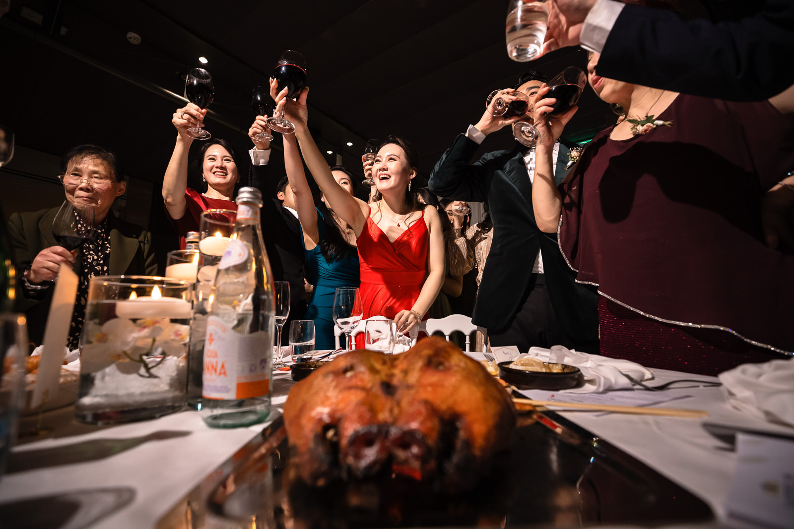 Luxe Chinese kasteel bruiloft proost moment bruid en bruidegom bij tafel