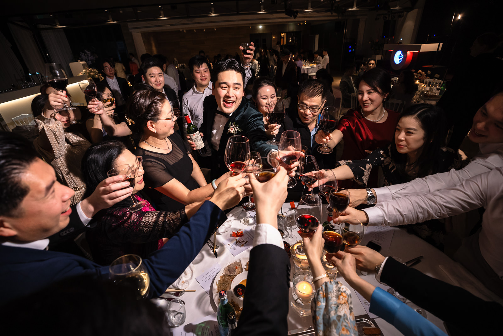 Luxe Chinese kasteel bruiloft proosten met familie