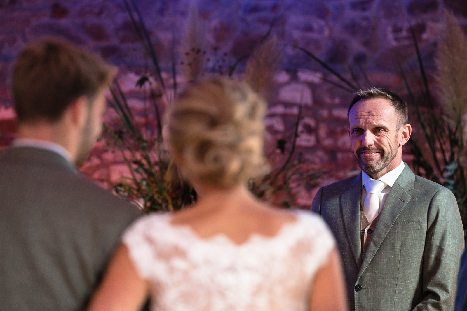 Trouwfotograaf Zuid-Limburg Hoeve Vernelsberg emotionele reactie bruidegom entree bruid bij ceremonie first look