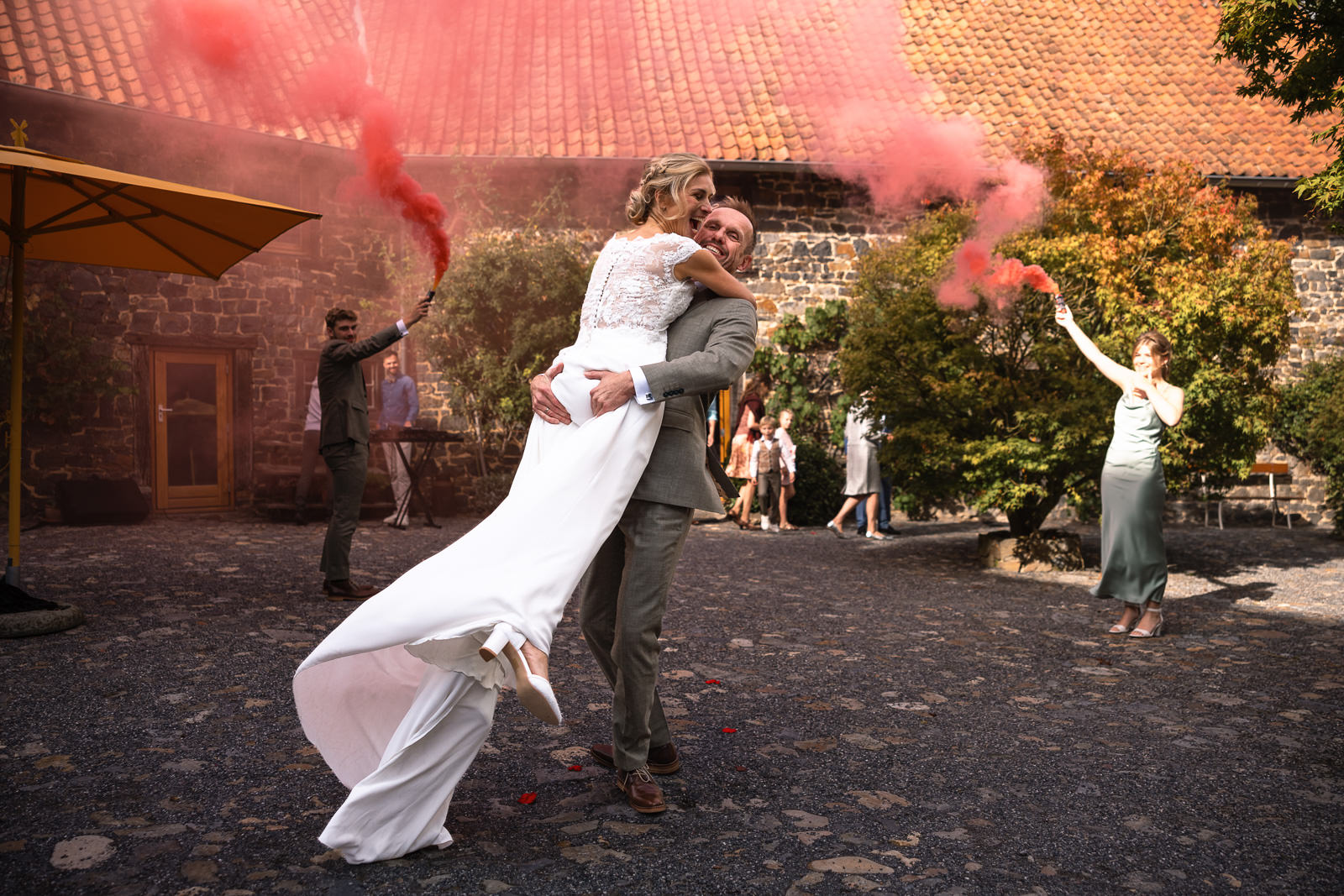 Trouwfotograaf Zuid-Limburg Hoeve Vernelsberg feestend bruidspaar na ceremonie