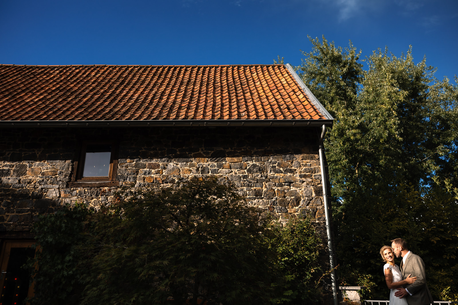 Trouwfotograaf Zuid-Limburg Hoeve Vernelsberg foto moment bruidspaar