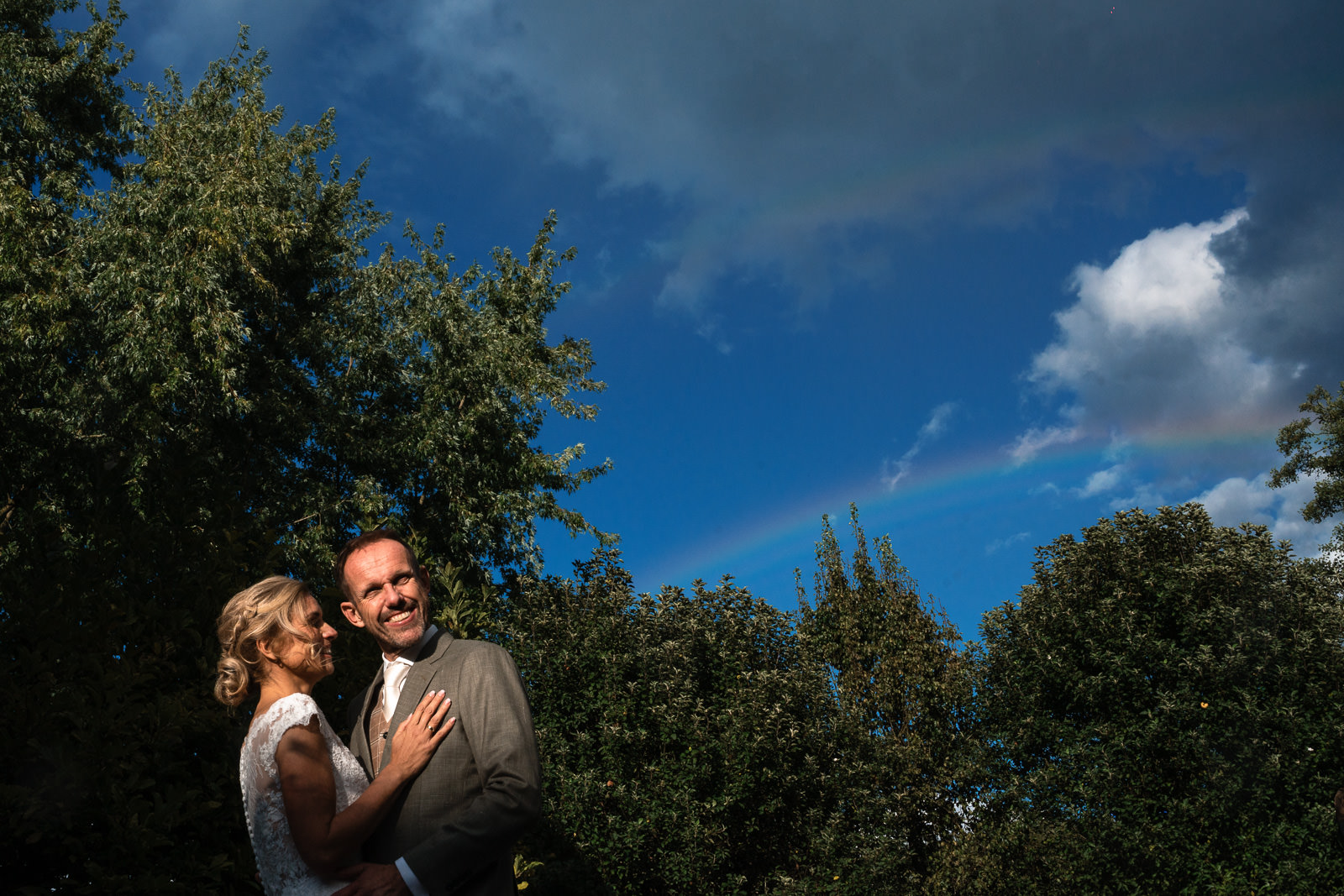 Trouwfotograaf Zuid-Limburg Hoeve Vernelsberg bruidspaar met dubbele regenboog