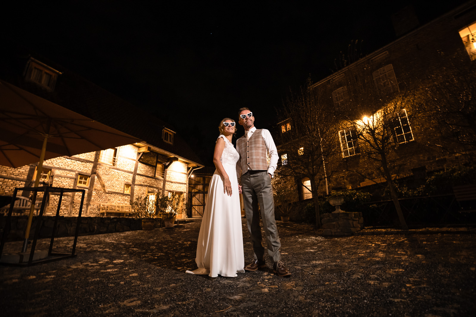 Trouwfotograaf Zuid-Limburg Hoeve Vernelsberg bruidspaar staat klaar voor feest entree