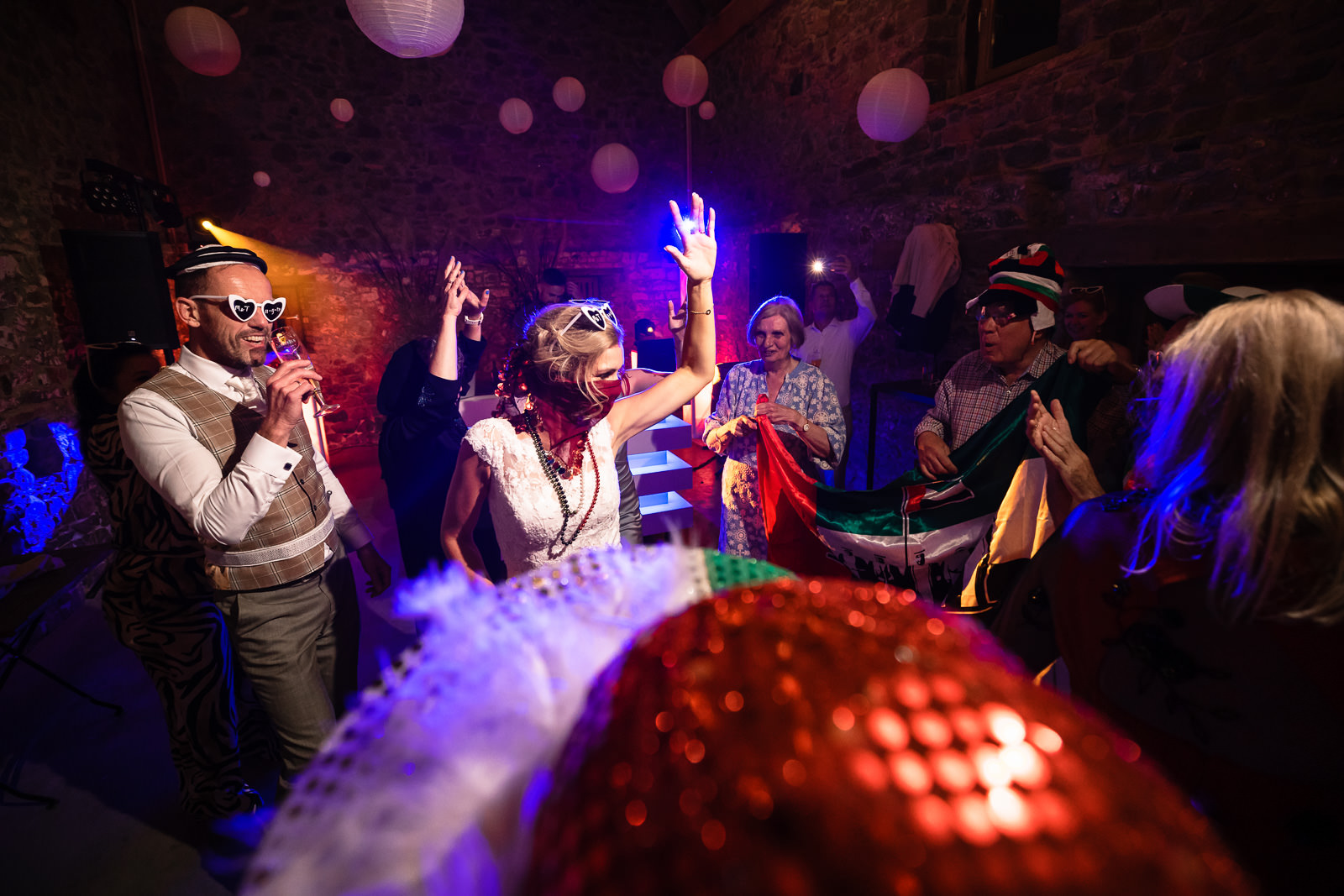 Trouwfotograaf Zuid-Limburg Hoeve Vernelsberg verrassings act bruid op huwelijksfeest