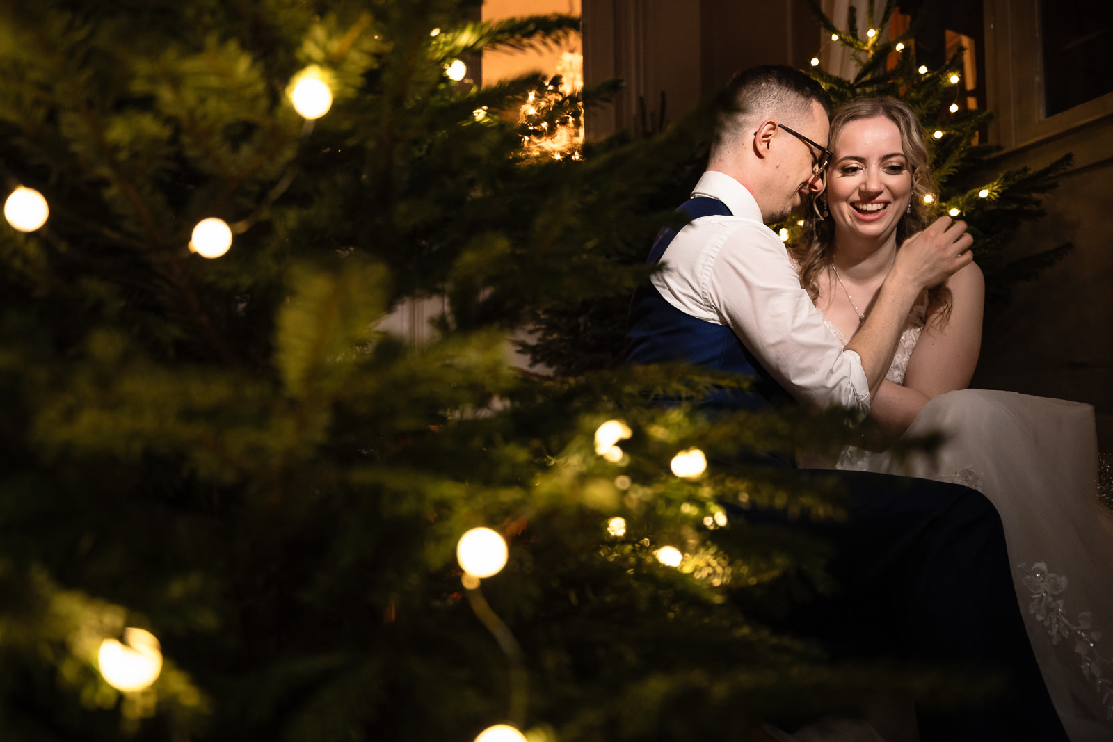 Winter bruiloft Den Haag Spaasche Hof avond foto bij kerstbomen