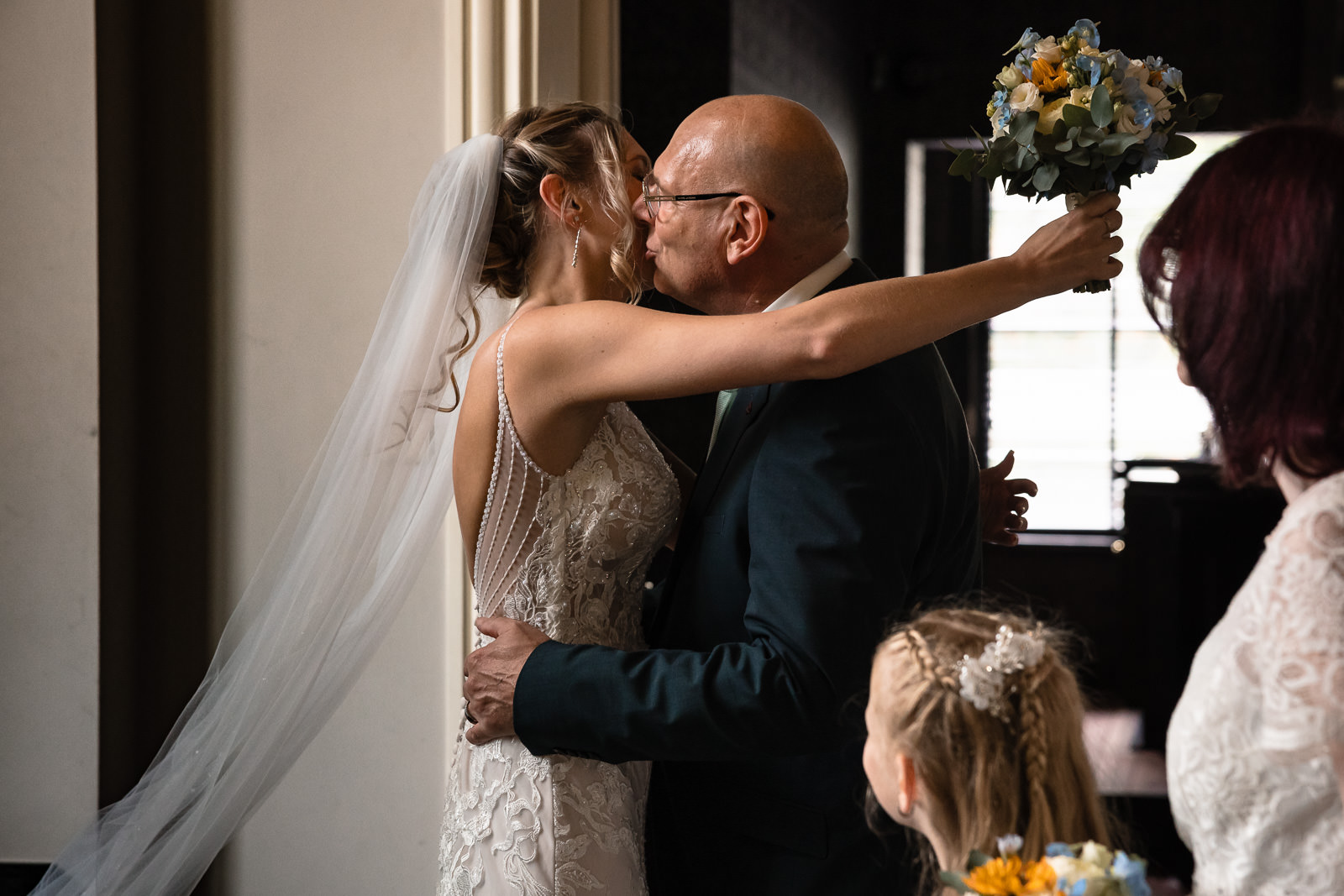 Eerste knuffel tijdens firstlook met vader bij Landgoed te Werve Rijswijk Trouwfotograaf Den Haag