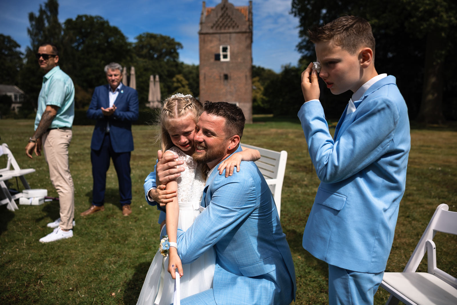 Emotionele bruidegom omhelst dochter buitenceremonie bij Landgoed te Werve Rijswijk Trouwfotograaf Den Haag