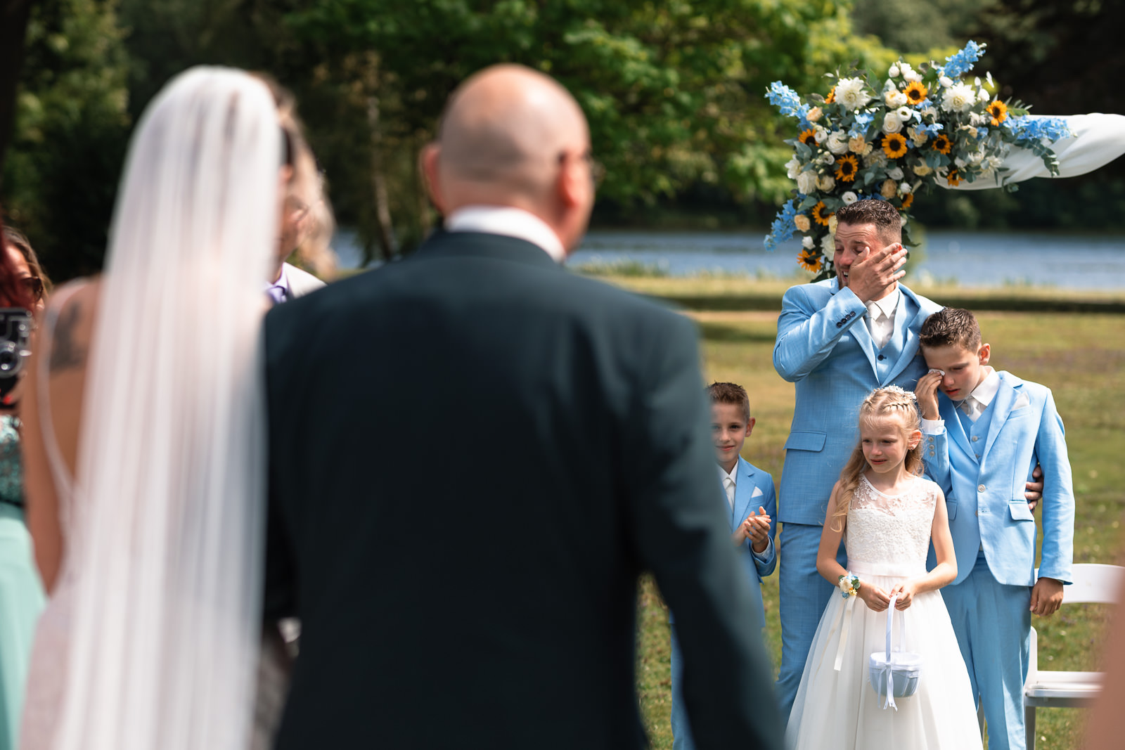 Emotionele firstlook tijdens buiten ceremonie bij Landgoed te Werve Rijswijk Trouwfotograaf Den Haag