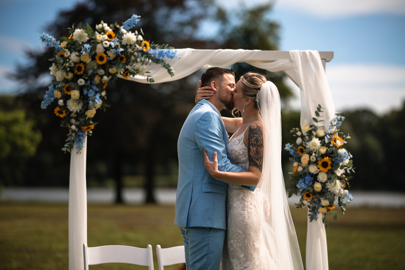 First kiss bruidspaar bij Landgoed te Werve Rijswijk Trouwfotograaf Den Haag