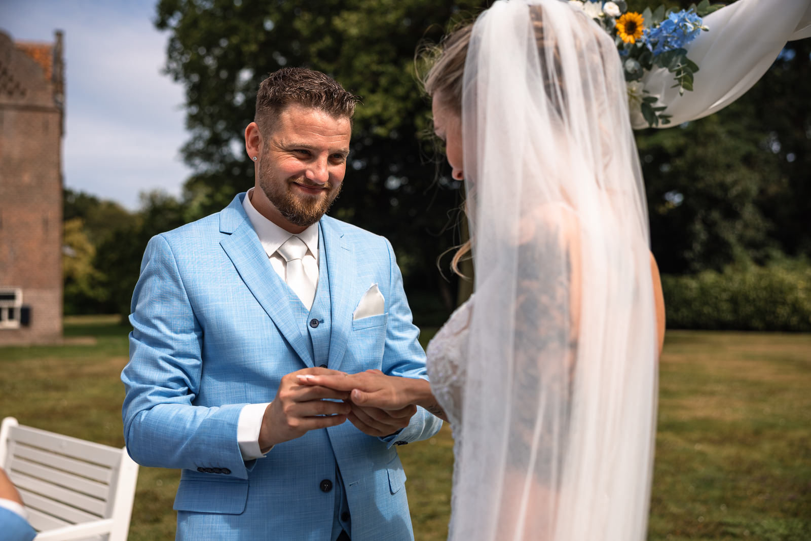 Ring moment bruidegom bij Landgoed te Werve Rijswijk Trouwfotograaf Den Haag