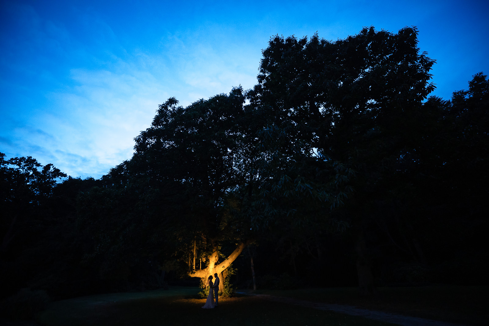 Creatieve fotoshoot bruidspaar bij Landgoed te Werve Rijswijk Trouwfotograaf Den Haag